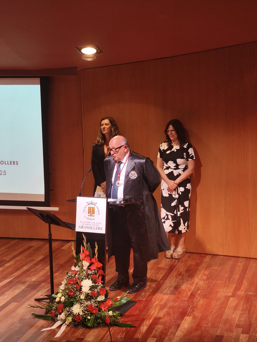 El diputat Sr. Pedro Naranjo i la diputada Sra. Natalia Grabowska. Fa  lliurament del donatiu a l’Associació Xarxa en Rosa. Recull el donatiu la seva directora, Sra. Sandra Marín. #IcavorStRaimon25