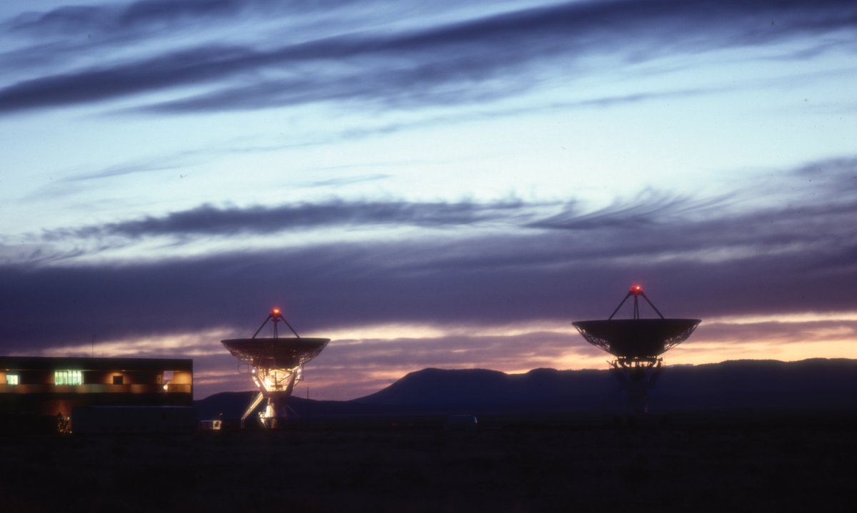 TheNRAO's tweet image. Radio #ImageoftheWeek 📡
In the early days of the Very Large Array (VLA), each 25-meter antenna had an aircraft warning light set atop its feed.
📸 Credit: NSF/AUI/NSF NRAO