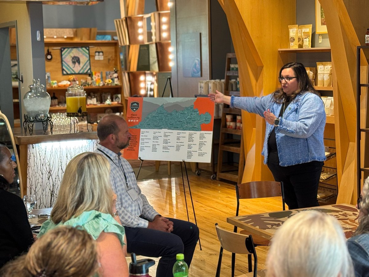 VARuralCenter's tweet image. Kim Davis, Executive Director for the Friends of Southwest VA welcomed #VRLI to Abingdon and shared how they focus on the unique qualities of the #SWVA and use the region's cultural and natural assets support the local economy through a variety of initiatives. @mySWVA