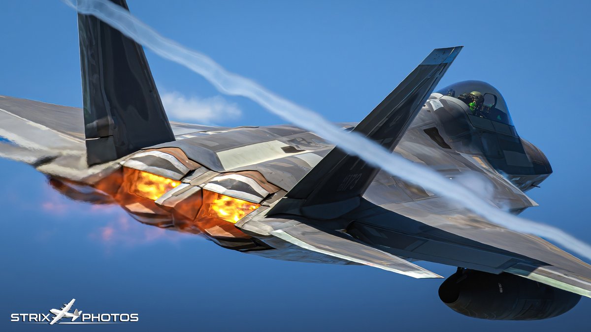 StrixPhotos's tweet image. Burn baby burn! 🔥
An F-22 Raptor kicking off Friday in style at RAF Lakenheath today, such an awesome aircraft!
📸 @48FighterWing @JBLEnews