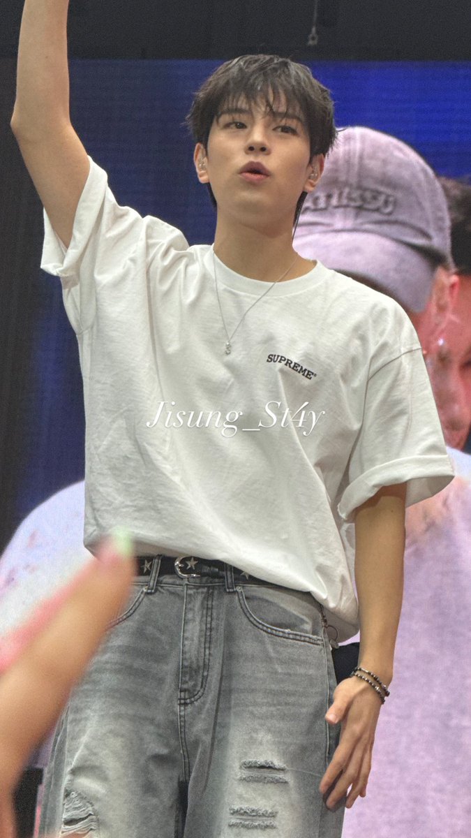 A thread of some moments of Lee Know and Seungmin at today's show for myself, my moots that you won't be able to see the show updates and whoever wants it 🫶🏻
(You can also just ignore this and let me be happy)