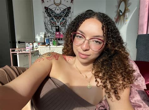 EWashingt's tweet image. Okay, please be kind and please don't make fun of me. I am posting this because I see so many edited photos.
There are so many women with plastic surgery and cosmetic procedures on their face. So I'm posting this picture bravely, no edit, no makeup, just me