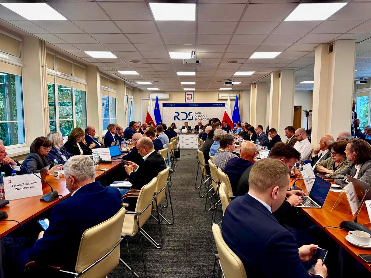 SeniorzyKPRM's tweet image. Minister @OklaDrewnowicz wzięła dziś udział w posiedzeniu Rady Dialogu Społecznego 🤝
Tematem obrad był wskaźnik waloryzacji emerytur i rent 🧓👵 z Funduszu Ubezpieczeń Społecznych na 2026 rok 📆
