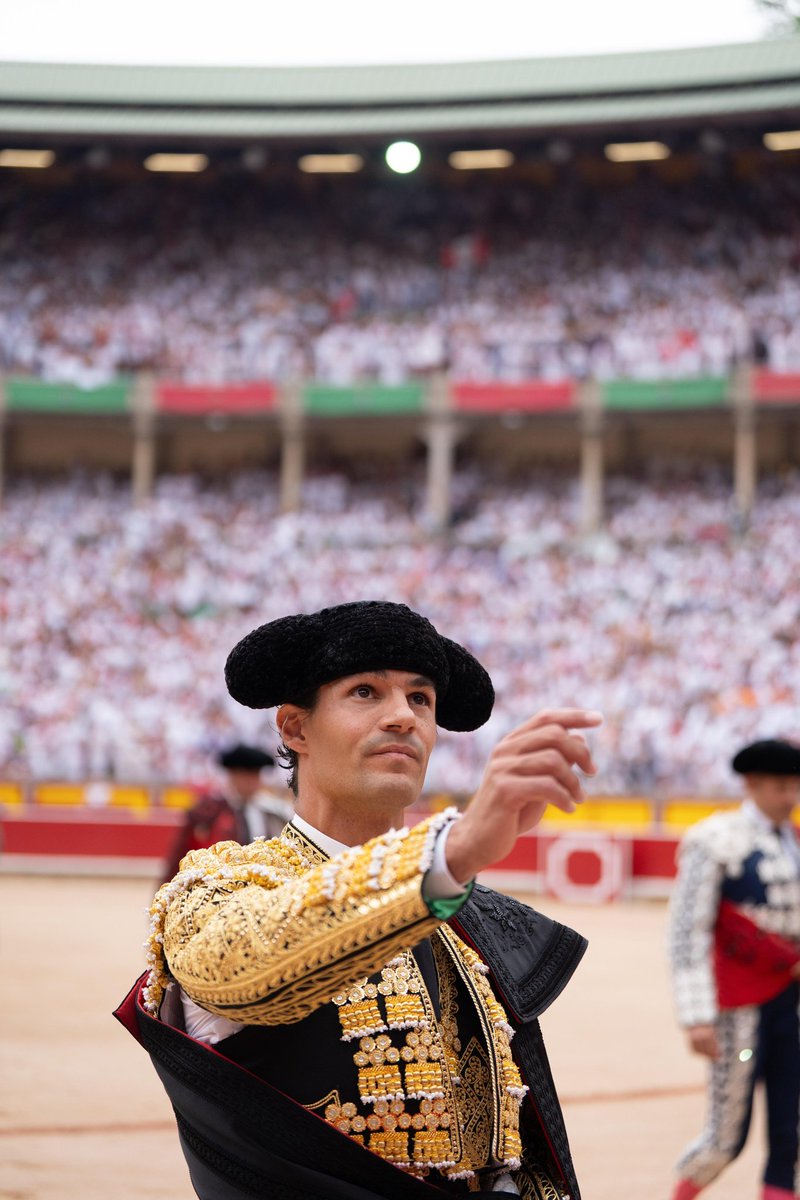 Rompe el paseíllo en Pamplona. Pablo Aguado, vestido de catafalco y oro, lidiará en tercer y sexto lugar.