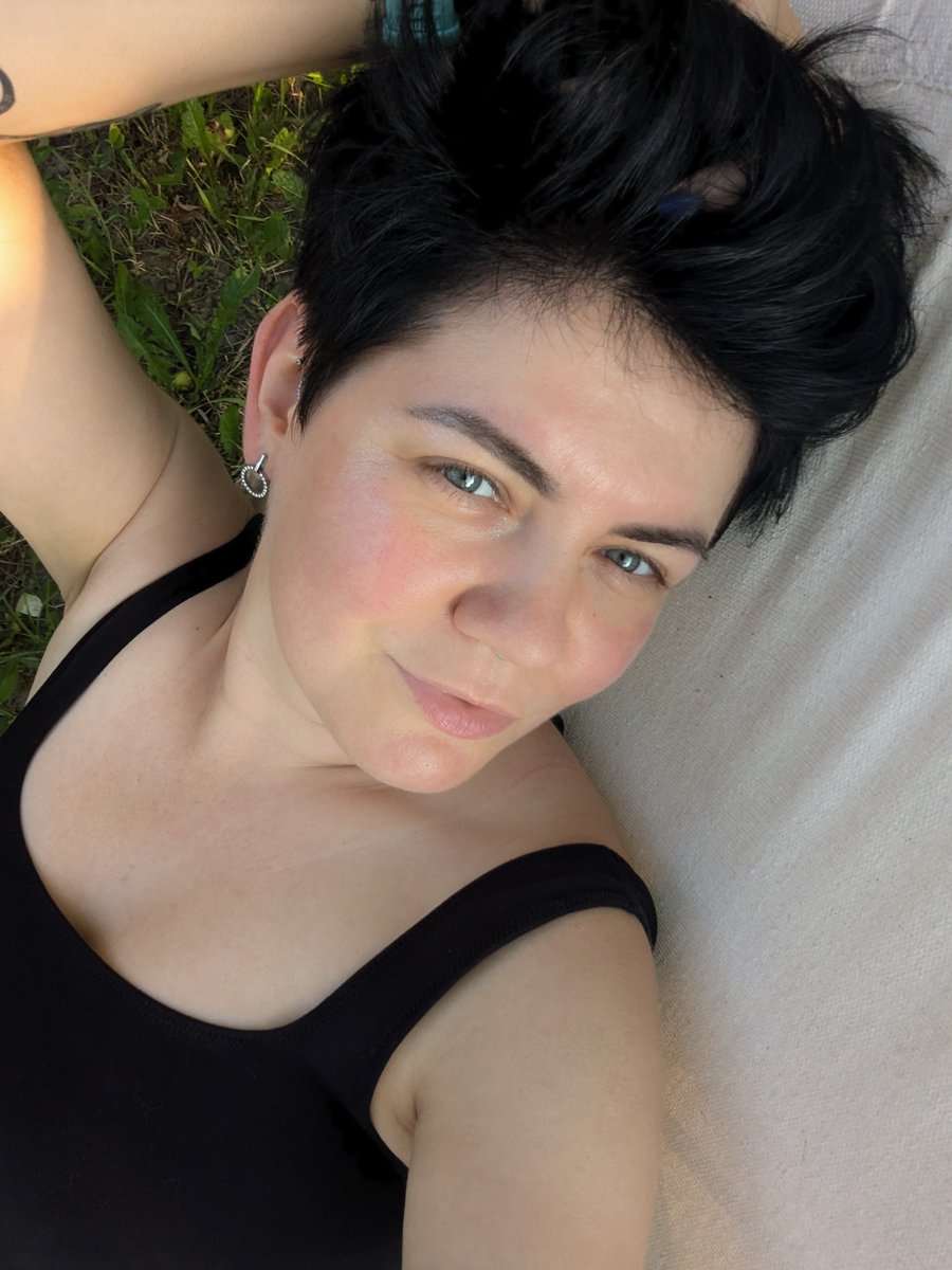 Ладно, можете писати хіба яка я красіва і як мені личить лежати))