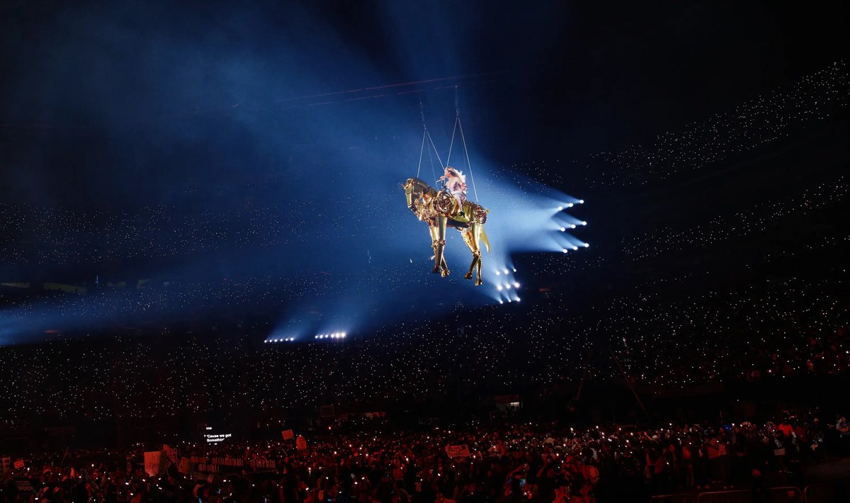 beyoncé including an audio excerpt of her teen-self working in the studio, paired with visuals of a vacant carousel spinning with 16 horses on screen, then cutting to her emerging atop one of the horses flying across the stadium to perform ‘16 carriages,’ is somberly powerful. 🎠