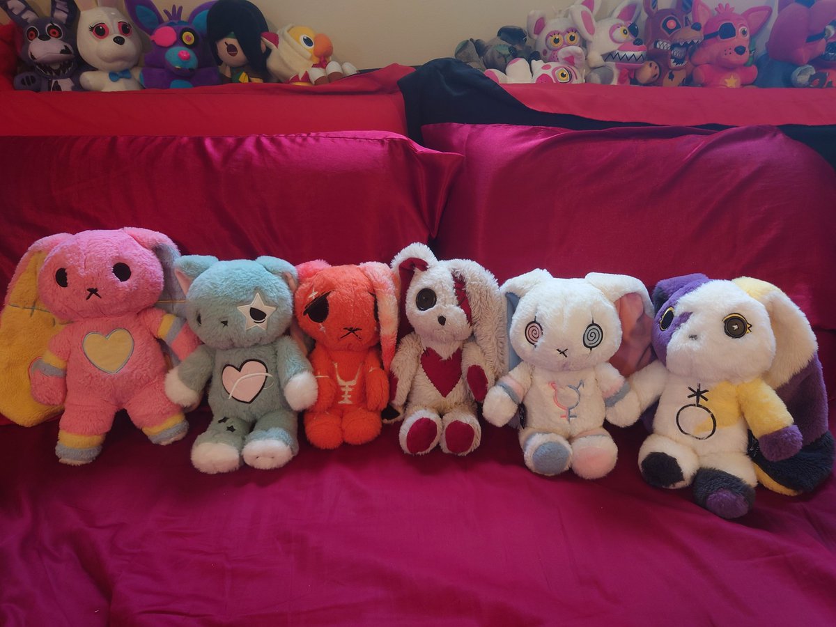 Kesianna's tweet image. My wife and I have adopted quite the warren over the years.

From left to right: Pandora, Morgan, Amber, Lovie(listen I thought that's what the tote bag said! and it stuck), Bailey and Max.

#PlushieDreadfuls #StayDreadful