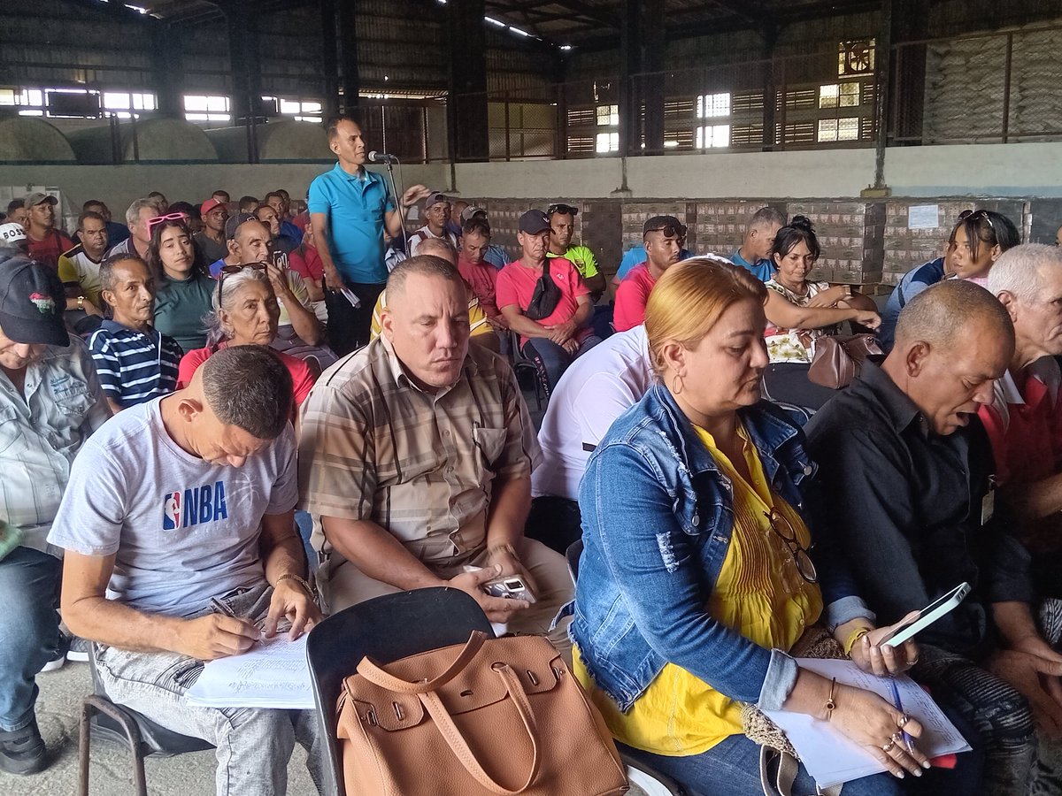 AlimGranma2021's tweet photo. Se efectúa Plenaria Provincial del delito en la UEB 654 de Bayamo. #EMPAGR. #ComerciodelPueblo. @MINCIN @GrupodAlimento @BetsyDazVelzqu2. @YudelkisOrtizB. @YanetsyTerry. @yaisdor24687 https://t.co/sCf64or8p3