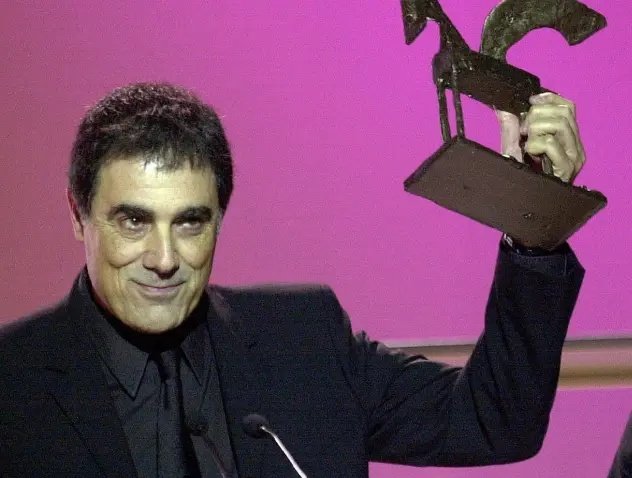 Adeu, Toni Cruz. Gegant de la televisió. La teva aportació renovadora al món audiovisual i la crítica política de La Trinca, un dels fenòmens més populars dels Països Catalans, ens deixen un llegat immens al sector cultural i a la memòria col·lectiva del país.

Descansa en pau.🧡