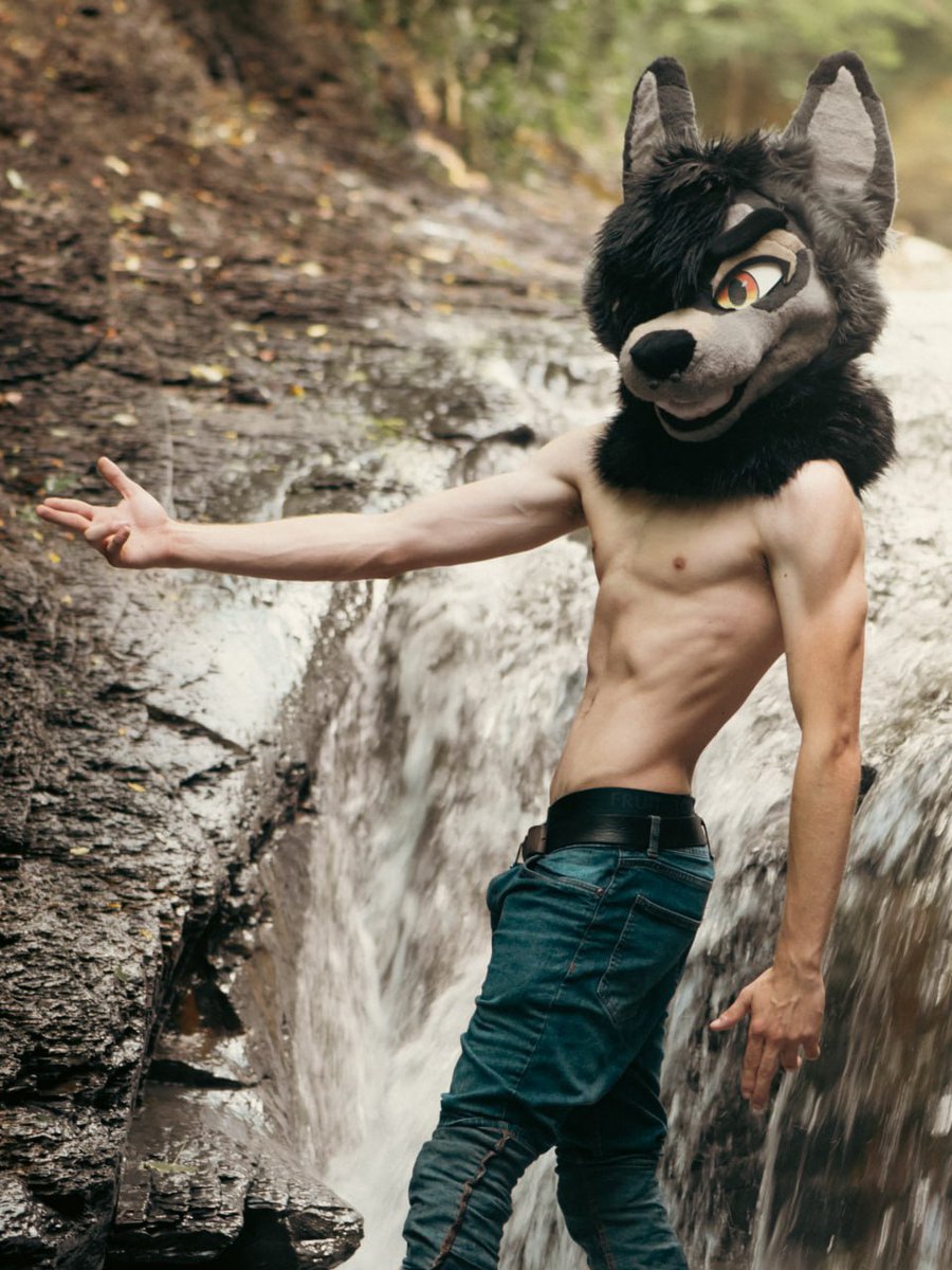 Pawjob here?
#FursuitFriday