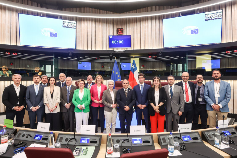 Esta semana se celebró la 29ª reunión de la Comisión Parlamentaria Mixta UE-Chile en la sede del Parlamento Europeo en Estrasburgo.

🤝Instancia abordó la entrada en vigor provisional de los pilares político y de cooperación del Acuerdo Marco Avanzado UE-Chile.🇪🇺🇨🇱