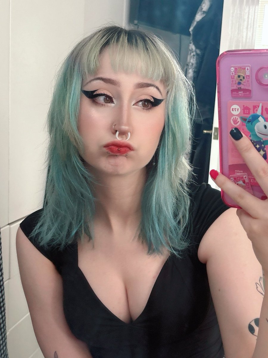 jadedbox's tweet photo. yes i will sort my hair out soon https://t.co/OUw1NYKfri