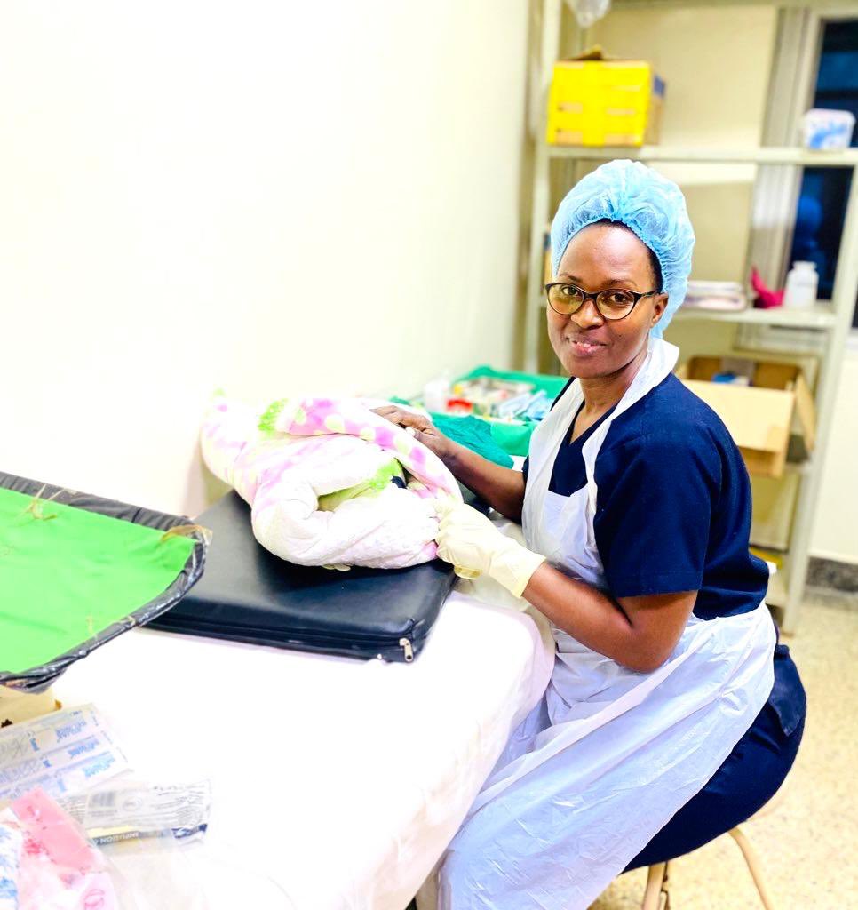 Joselynejojo2's tweet image. Who are Midwives ? What are they capable of?
A lot of people do not differentiate between a nurse and a midwife and that’s why I’m here to provide some clarity.
Just like siblings may be born of the same parents but grow into very different individuals, nurses and midwives may…