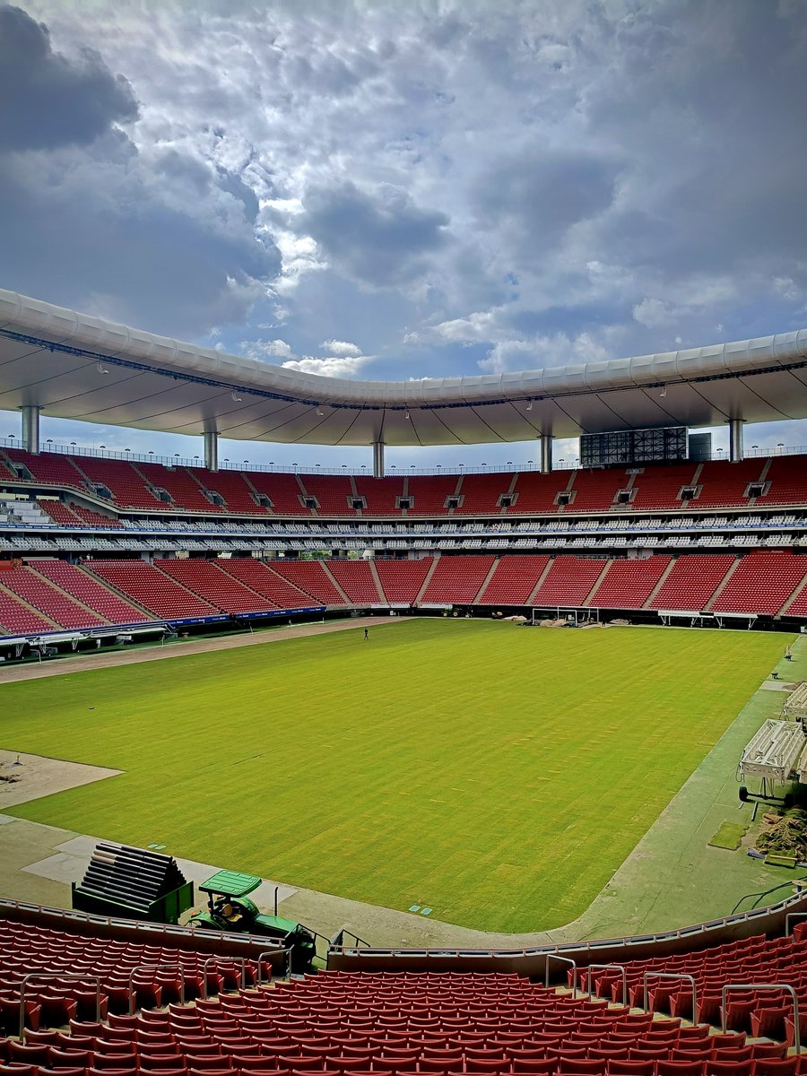 soyel_isra's tweet photo. A nada de quedar lista la nueva grama del @EstadioAKRON 
👌👌👌👌👌
Las @Chivas del profe Milito van a volar en esa alfombra! https://t.co/tKYEv2AsV6