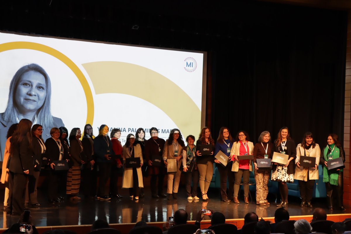 autonomadechile's tweet image. Académicas de la #Autónoma fueron reconocidas como referentes en ingeniería a nivel nacional 👏🏼🇨🇱. La Dra. Patricia Möller y Dra. Romina Muñoz fueron destacadas como Ingeniera Pionera e Ingeniera Destacada, por su aporte desde la academia, las regiones y el Consorcio Ingenierías…