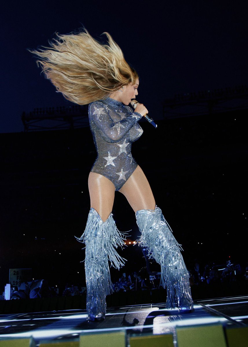 matrixivy's tweet image. ALIEN SUPERSTAR