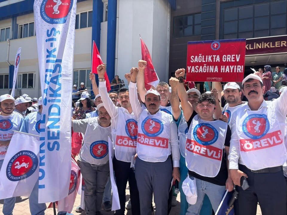 4DSAGLIKCILAR's tweet photo. Zamlar servise çıktı, sözleşme acilde bekliyor! 

ZORDAYIZ GEÇİNEMİYORUZ
SESİMİZİ DUYAN YOK MU?

@tcbestepe
@csgbakanligi
@HMBakanligi
#zordayizgecinemiyoruz https://t.co/niX1L1BYQO