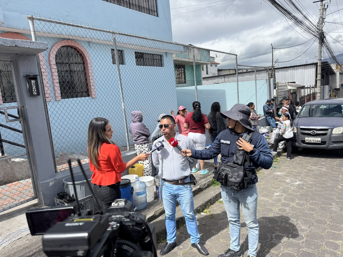 Analía Ledesma García (@analialedesmaec) on Twitter photo 🚰🚰Lo fundamental es unir esfuerzos y buscar soluciones para que los vecinos no se queden sin este líquido vital.
Gracias <a href="/aguadequito/">Epmaps - Agua de Quito</a> avanzamos en la provisión de agua para el barrio Mirador Alto, donde por fin se atiende una necesidad urgente de sus habitantes.
#agua #sur 🚰🚰Lo fundamental es unir esfuerzos y buscar soluciones para que los vecinos no se queden sin este líquido vital.
Gracias <a href="/aguadequito/">Epmaps - Agua de Quito</a> avanzamos en la provisión de agua para el barrio Mirador Alto, donde por fin se atiende una necesidad urgente de sus habitantes.
#agua #sur