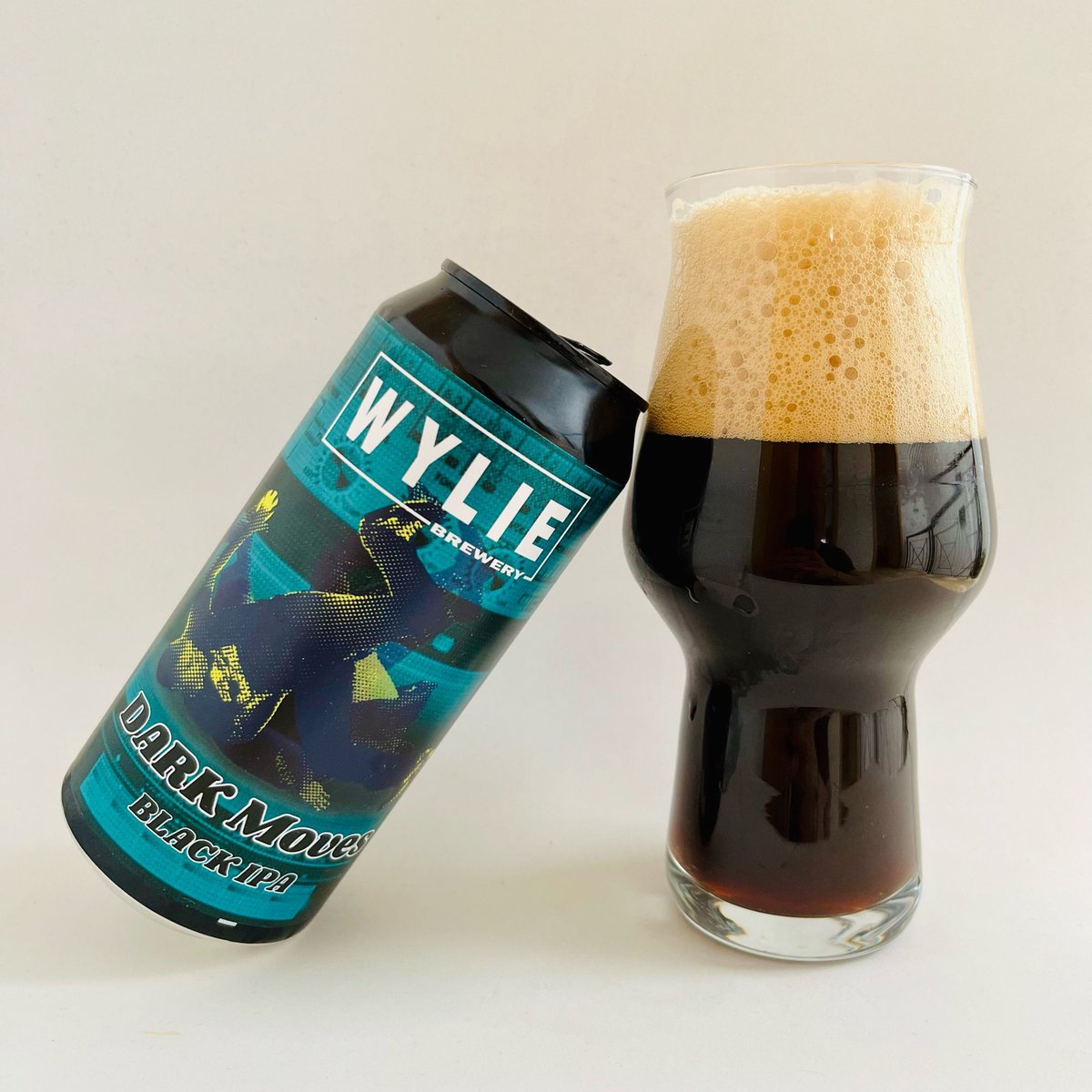 De color oscuro profundo con reflejos café y espuma beige cremosa que deja una buena corona. En nariz se aprecian lúpulos cítricos y resinosos (Simcoe y Citra), junto notas tostadas y un ligero café. La entrada es lupulada, amargor marcado pero equilibrado por matices torrados.