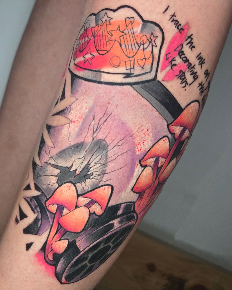 Naughty_Dog's tweet image. "I trace the ink on your skin... Decorating the darkness like stars."
The Last of Us fan c-a-y-d-e-6 submitted this colorful, detailed, and super creative TLOU-themed tattoo, complete with Ellie's broken gas mask and some awesome references to Ellie's journal.
🎨 Tattoo created…