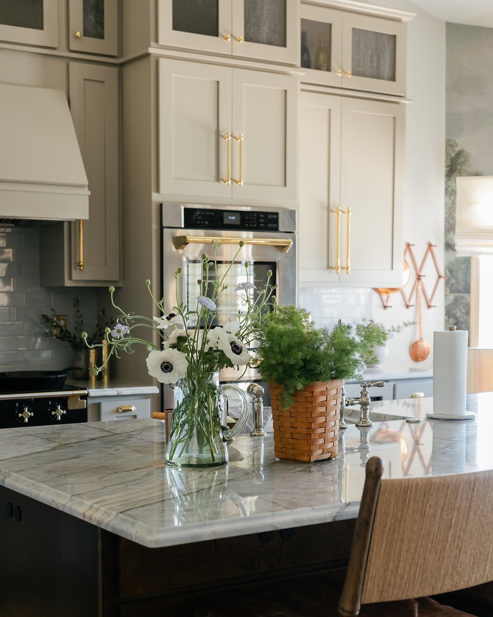 Gold accents, timeless materials, and the performance to match ✨

The ZLINE Wall Oven brings modern function into a classic, collected space.

Would you upgrade your oven for a look like this?🤍

Explore wall ovens here:
l8r.it/DJX6

📸: @robertsstudiodesign