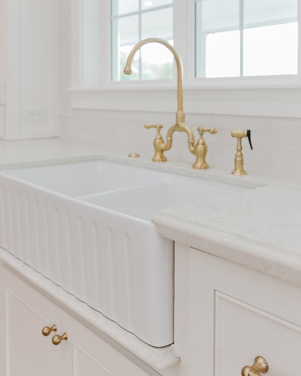 TheRangeHood's tweet photo. A clean kitchen is always in season ✨
This polished brass bridge faucet is the perfect finishing touch—elegant, functional, and timeless.

Shop Kingston Brass faucets here!
https://t.co/xlftnartWG

📸: @vtcontracting @doxey_days https://t.co/1LtE9HuCaJ