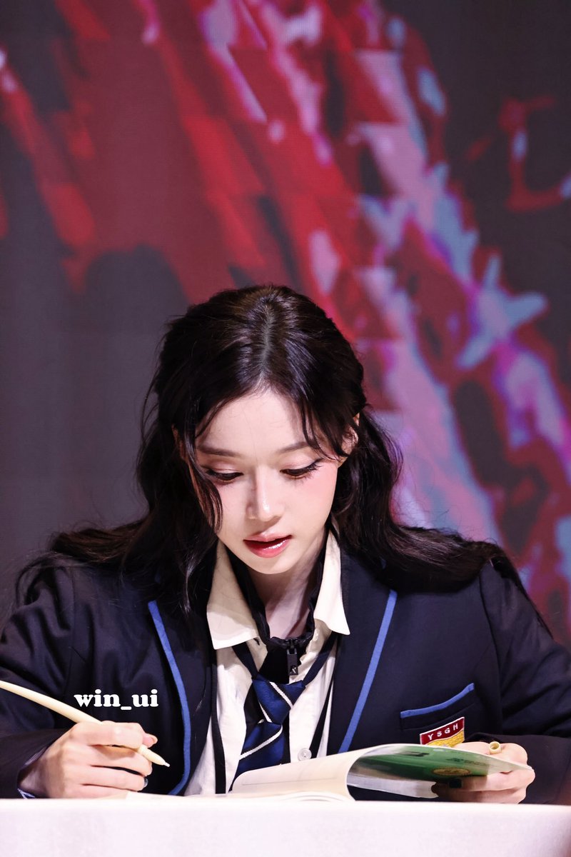 이 무서운 언니가(하나도 안 무서움 착함) 
누구 땜에 수특을 풀게 되신걸까…
선도부 개무시하고 체육복 입고 등교햇으면서…
왜 신청하지도 않은 야자시간에 교복을 꾸역꾸역 껴입고 수특을 풀고 계신걸까…