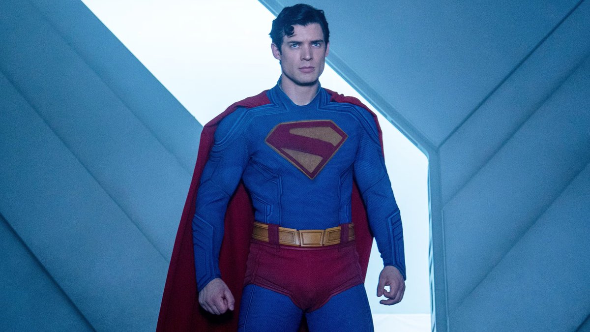 Whatever you think of the movie (I liked it), I am fully endorsing the new #Dadbod #Superman look. 

High-waisted trunks with a belt. No nut-huggers. No fake abs panel. Roomy in the shoulders/chest to emphasize punchin' over flexing.