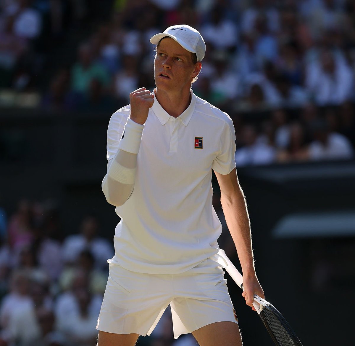 UniversTennis's tweet photo. DEUXIÈME SET SINNER 🇮🇹

🤯 Jannik Sinner domine totalement Novak Djokovic (6-3, 6-3) et se rapproche d’une première finale à #Wimbledon https://t.co/FoMGcwxsXJ