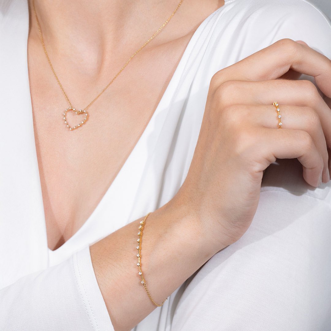 ✨ Where Diamonds Dance ✨
Minimal metal, maximum sparkle 💎
Elegance so light, it looks like it's floating.