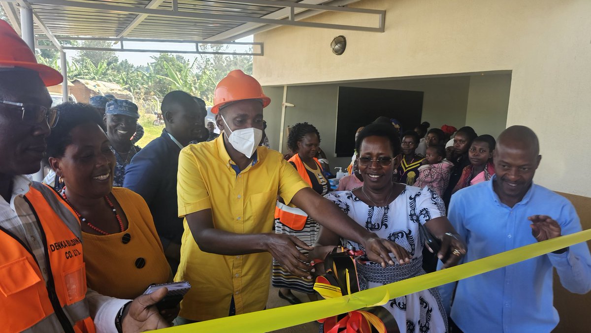 Basalirauni2023's tweet image. Today, we celebrate the unveiling of the upgraded #KikururaHCIII in #Kamwenge! Thanks to Hon. @FrankTumwebazek
& Dr. @DianaAtwine
, this @MinofHealthUG
project under #UCREPP boosts maternal care & rural health.
#MOHatwork #MOHDelivers
@2008gomu @michael_mwanga