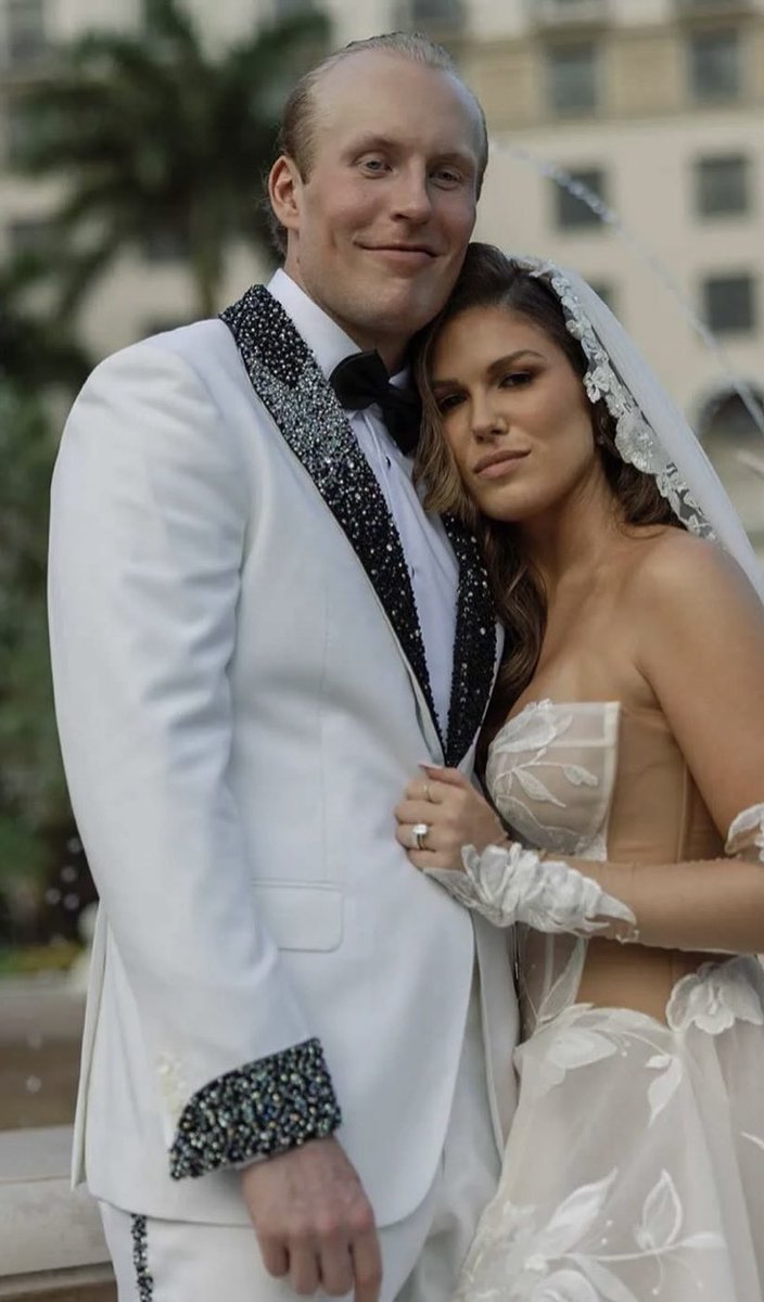 NHLPA's tweet image. 👰♀🤵 Wedding season in full effect... congratulations to these newlyweds!
