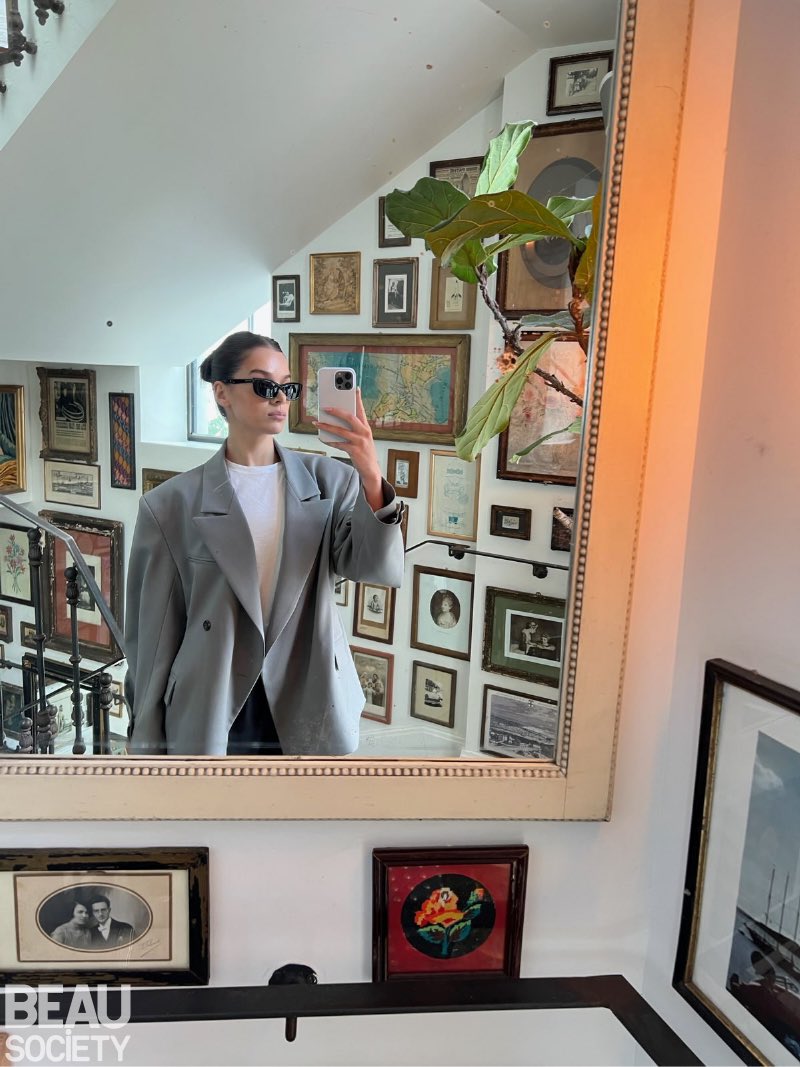 beauhsstyle's tweet image. โShe's takin' pictures in the mirror
Oh my God, her skin's so clearโ