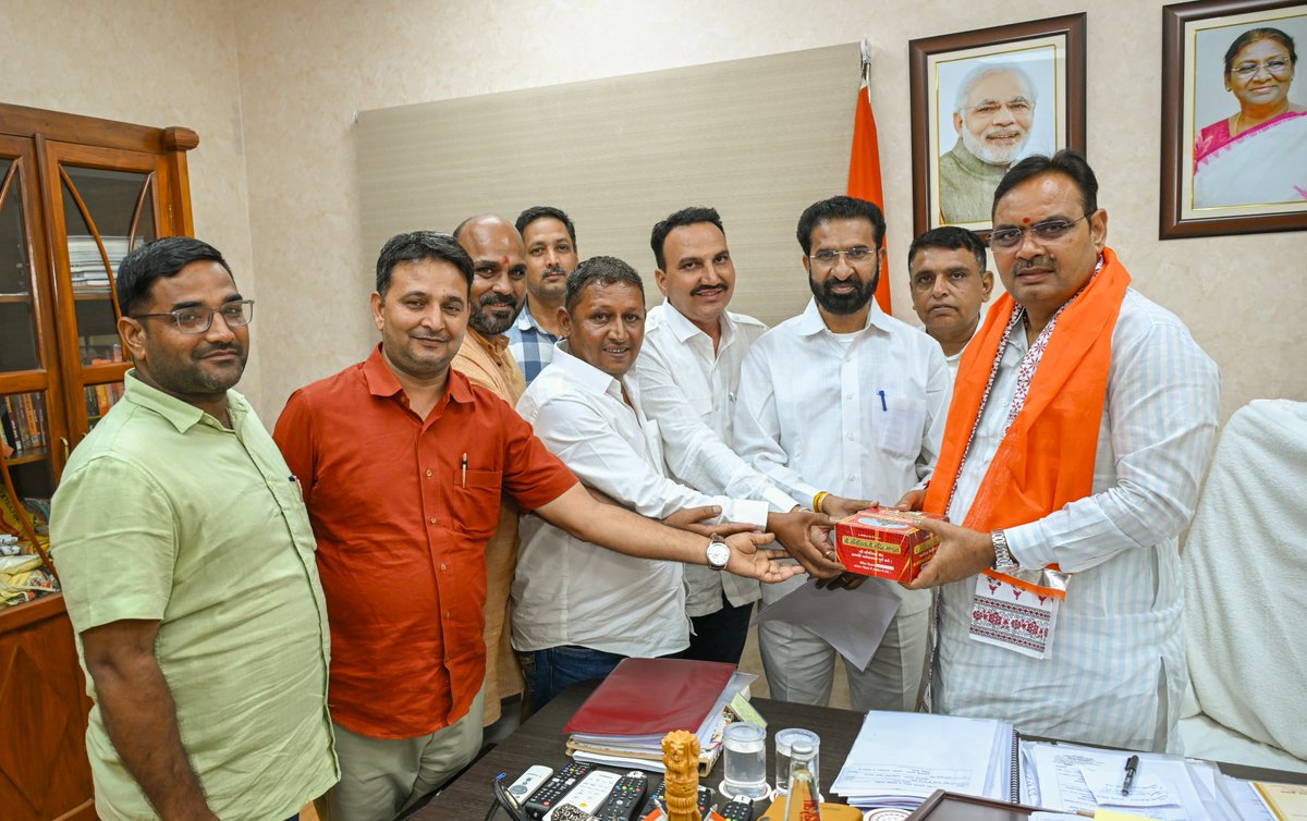 माननीय मुख्यमंत्री श्री भजनलाल शर्मा जी से आज मुख्यमंत्री निवास पर PHED मंत्री श्री कन्हैया लाल चौधरी जी, जैसलमेर विधायक श्री छोटू सिंह भाटी जी, सागवाड़ा विधायक श्री शंकरलाल डेचा जी, कपासन विधायक श्री अर्जुन लाल जीनगर जी सहित अन्य जनप्रतिनिधि गणों एवं कार्यकर्ताओं ने शिष्टाचार