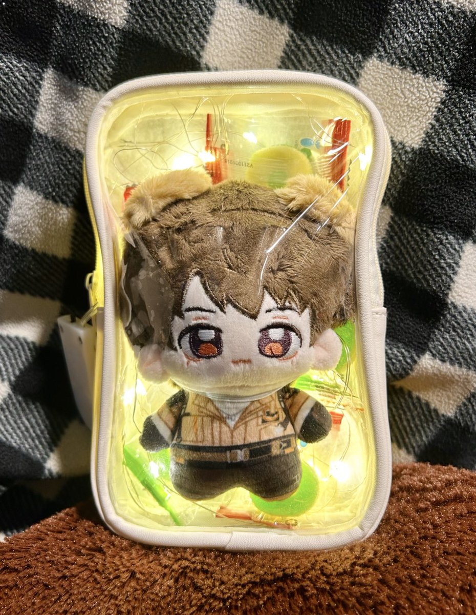 almondbearcrow's tweet photo. please don’t break the window. he has apple &amp; lemon candy and is listening to his favourite music https://t.co/pvbPkEG7M7