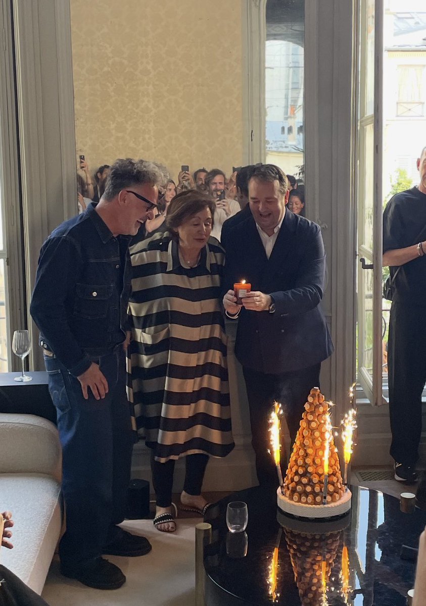 Joyeux anniversaire inversante <a href="/nellyrodi/">NellyRodi</a> 40 ans de joie, de prospective, d’innovation, de conviction. Et célébrer cela avec une bougie signée Lola James Harper en hommage à notre lieu, l’Hôtel Cromot du Bourg <a href="/_RIVP_/">RIVP</a> ❤️ garder la flamme de la création allumée.🕯️