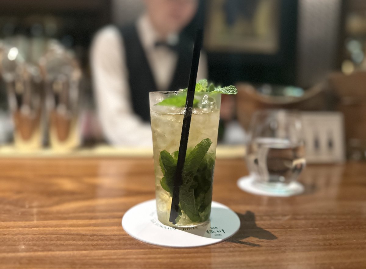 Savoy_truffe's tweet image. 銀座の折り目正しい老舗バーはそのそつなさゆえ(そして大体酔ってる)、店名を思い出せない事多数なのですが、おいしいフルーツカクテルの数々にはっと目が醒めて、記憶したこちら。フルーツトマト、熊本産西瓜、旬の柑橘、香りで南国へ飛んでいきそうなパッションフルーツ。ミントジュレップも大変香り…