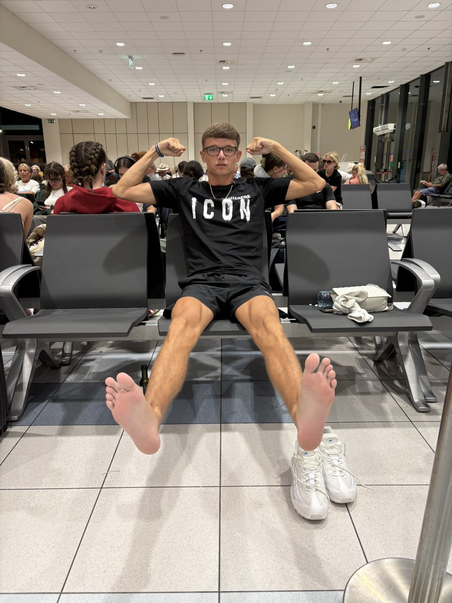 RT if you would worship these sweaty soles🥵