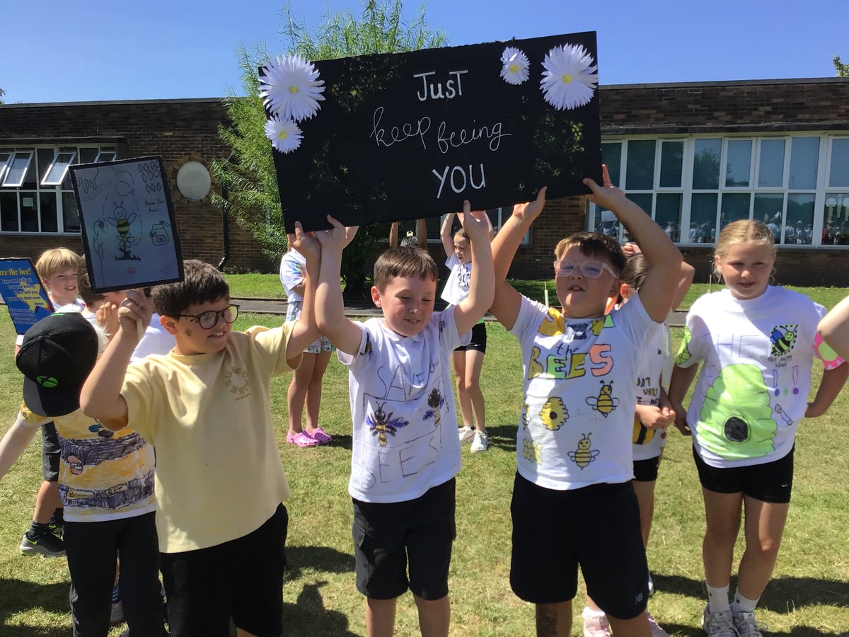 PCPZebras's tweet photo. Protesting to “SAVE OUR BEES” 🐝🪧#pcpconservation https://t.co/uDTr7WlOi6