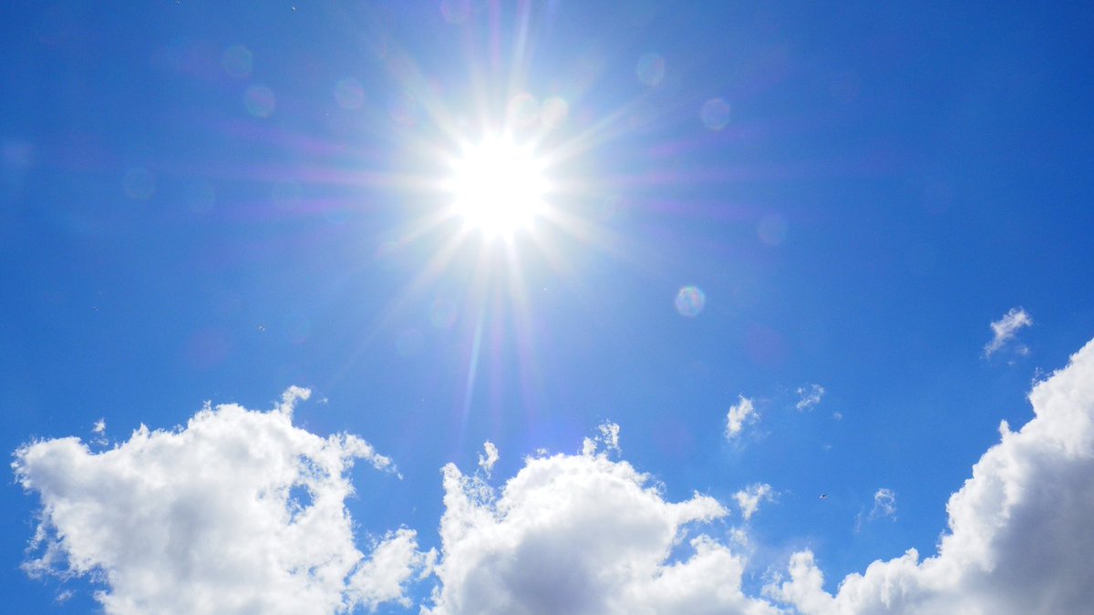 Keep cool, Toronto. 😎

It's going to be hot this weekend, stay cool by:
🥤Drinking lots of water
👕 Wearing loose, light-coloured, breathable clothes
⛱️Avoiding the sun &amp; stay in the shade 
🏃‍♀️Avoiding intense physical activity

Find more tips at toronto.ca/KeepCool