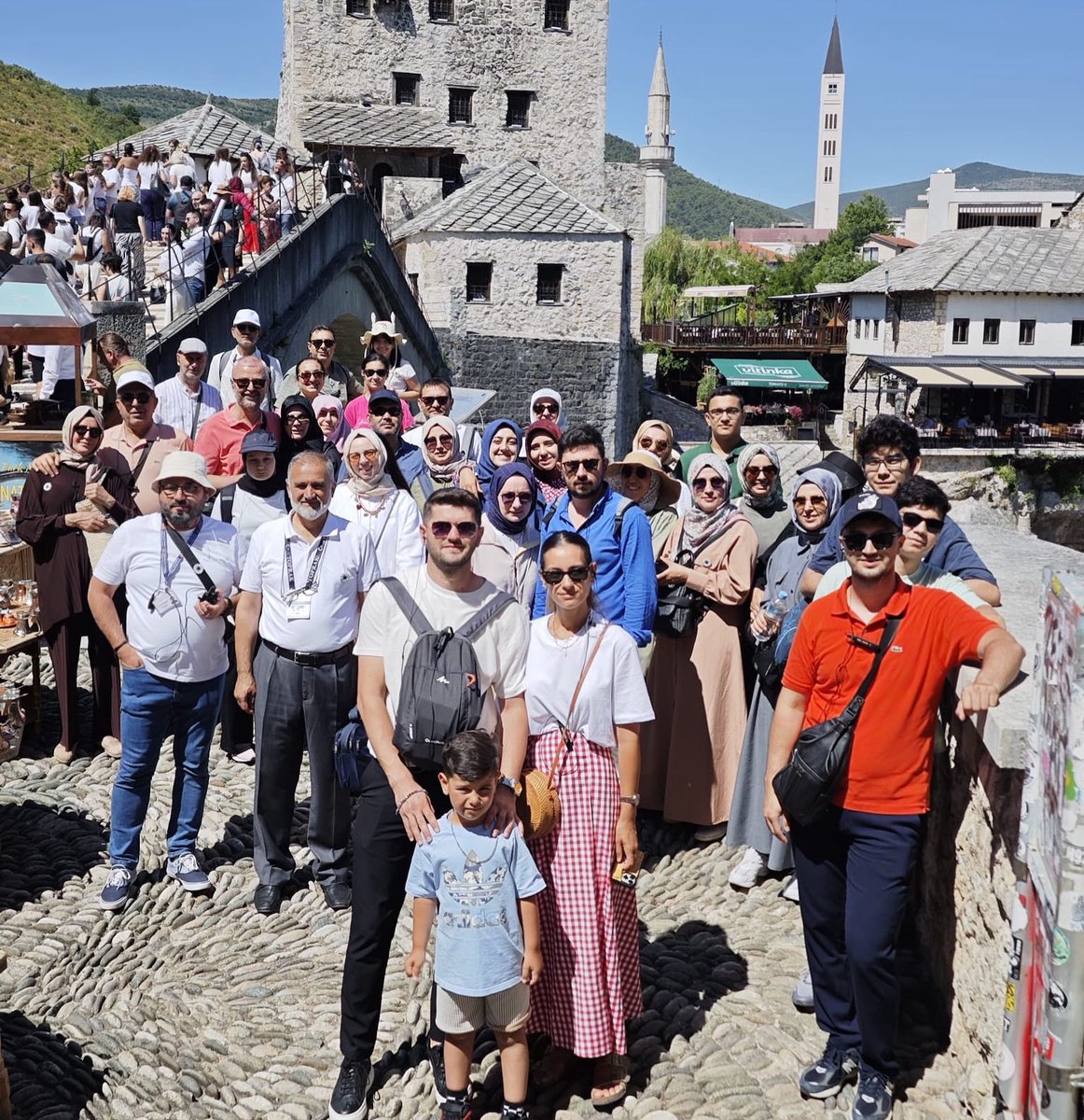 🤍 Mostar Köprüsü’nde Tarihle Buluşma…
📍 Bosna-Hersek | Mostar

Bugün, Toprak Turizm’in Büyük Balkan Turu kapsamında Mostar Köprüsü’ndeyiz…
Asırlara meydan okuyan bu köprü, sadece taşlardan değil; şehadetle yoğrulmuş bir medeniyetin izlerinden inşa edilmiştir.

Burada durmak,