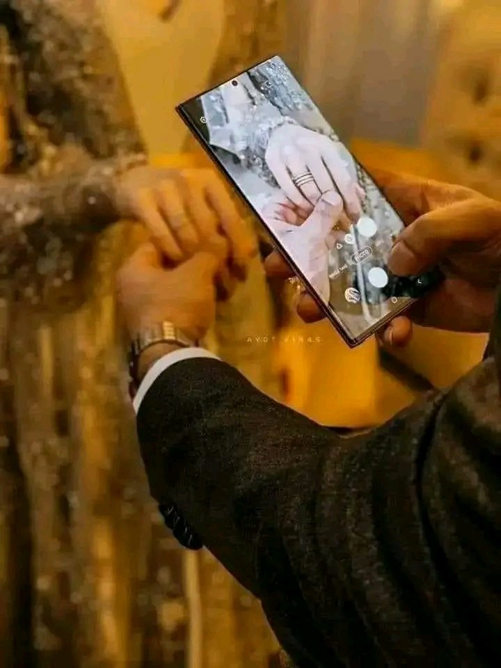 ،
في عشقها
لا ومن قدر الفراق علينا
لم يزدني البعاد إلا غراماً 

لا والذي باعد بيننا أسأله أن يكون شوقي إليكم بردا وسلاما 
#طاب_مساؤكم 🥀🥀🥀