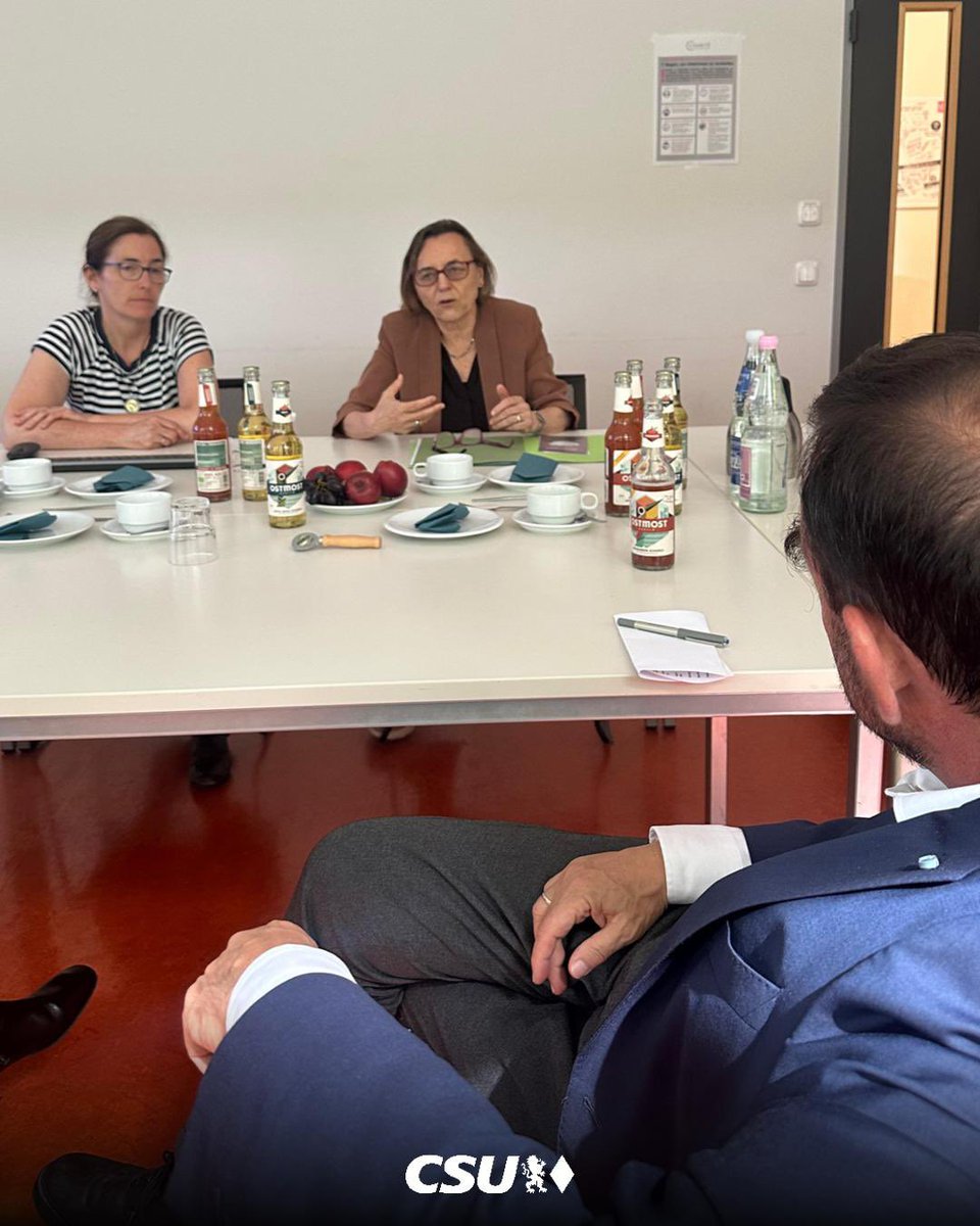 Besuch an der Charité in Berlin – ME/CFS im Fokus! Im Gespräch mit Prof. Dr. Scheibenbogen wurde deutlich: ME/CFS ist eine schwere, oft lebensverändernde Erkrankung. Über 1 Mio. Menschen in 🇩🇪 sind betroffen – viele davon Frauen &amp; junge Menschen. Für mich mit Blick auf Bayern