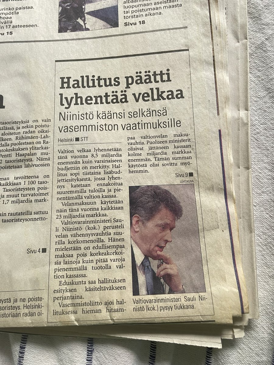 ir_rkp's tweet image. ”Valtiovarainministeri pysyy tiukkana.”
Hallituksessa (v. 2001) vasemmisto ajoi ”hieman hitaampaa” valtionvelan maksuvauhtia, mutta VMI piti päänsä.
Oppositiossa touhua vastusti tietysti keskusta:
”Hallitus jatkaa tylyllä linjallaan”, kepu arvosteli.
#polhissa