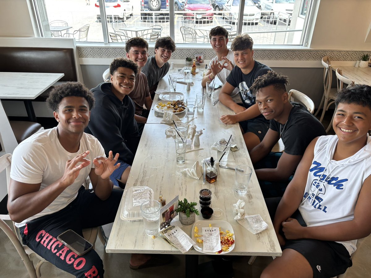 matkins2_'s tweet image. The goodfellas and a couple of the guys made it out to Syrup for breakfast following our camp last night.
@SCNFBOFFICIAL @robertpomazak