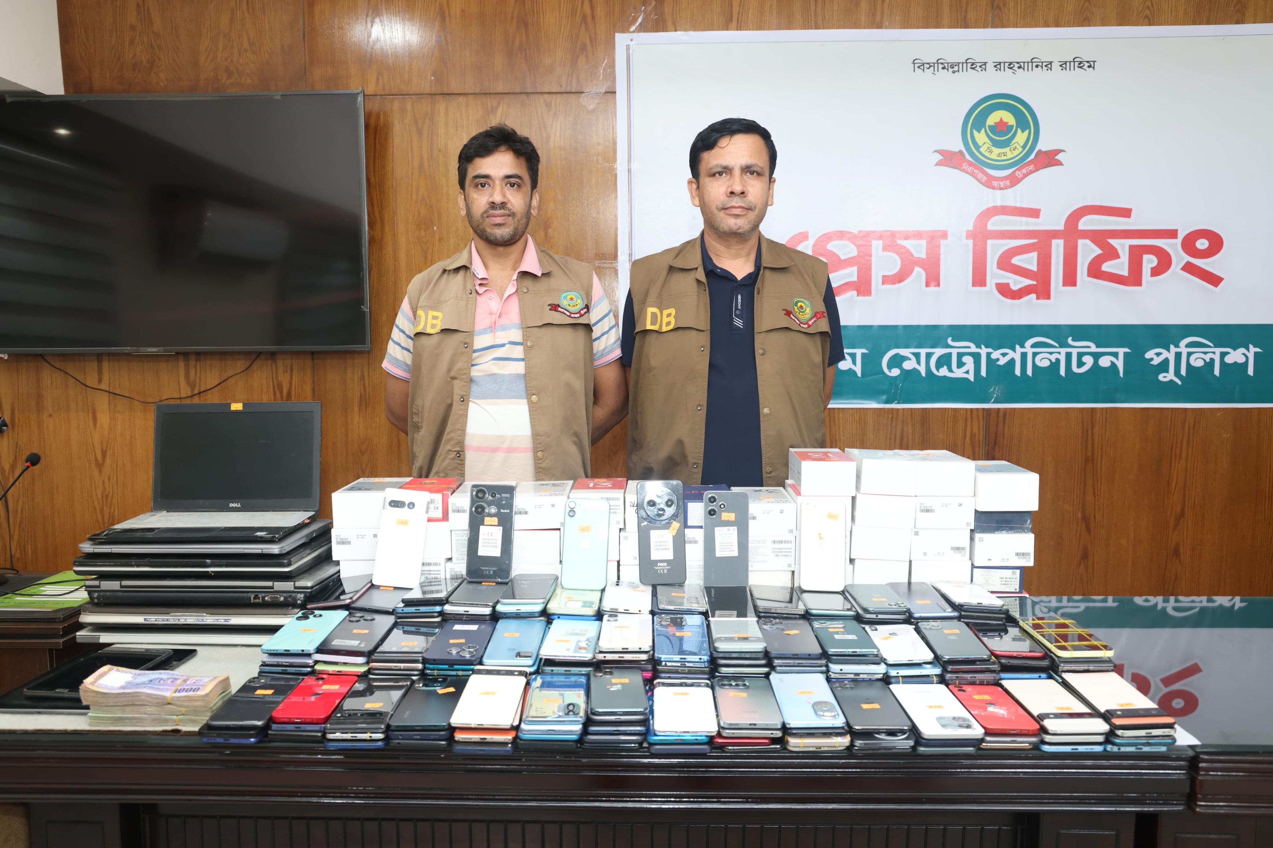 চট্টগ্রামে ডিবি অভিযানে ৩৪২ মোবাইল, ৬ ল্যাপটপ ও ২ লাখ টাকাসহ ৫ চোর-ছিনতাইকারী গ্রেফতার