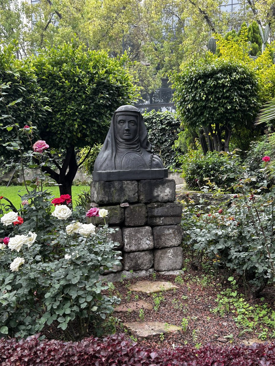 “Amor empieza por desasosiego,
solicitud, ardores y desvelos;
crece con riesgos, lances y recelos;
susténtase de llantos y de ruego...”
- Sor Juana Inés de la Cruz

Pasando a saludar y mostrarle respetos a la décima musa