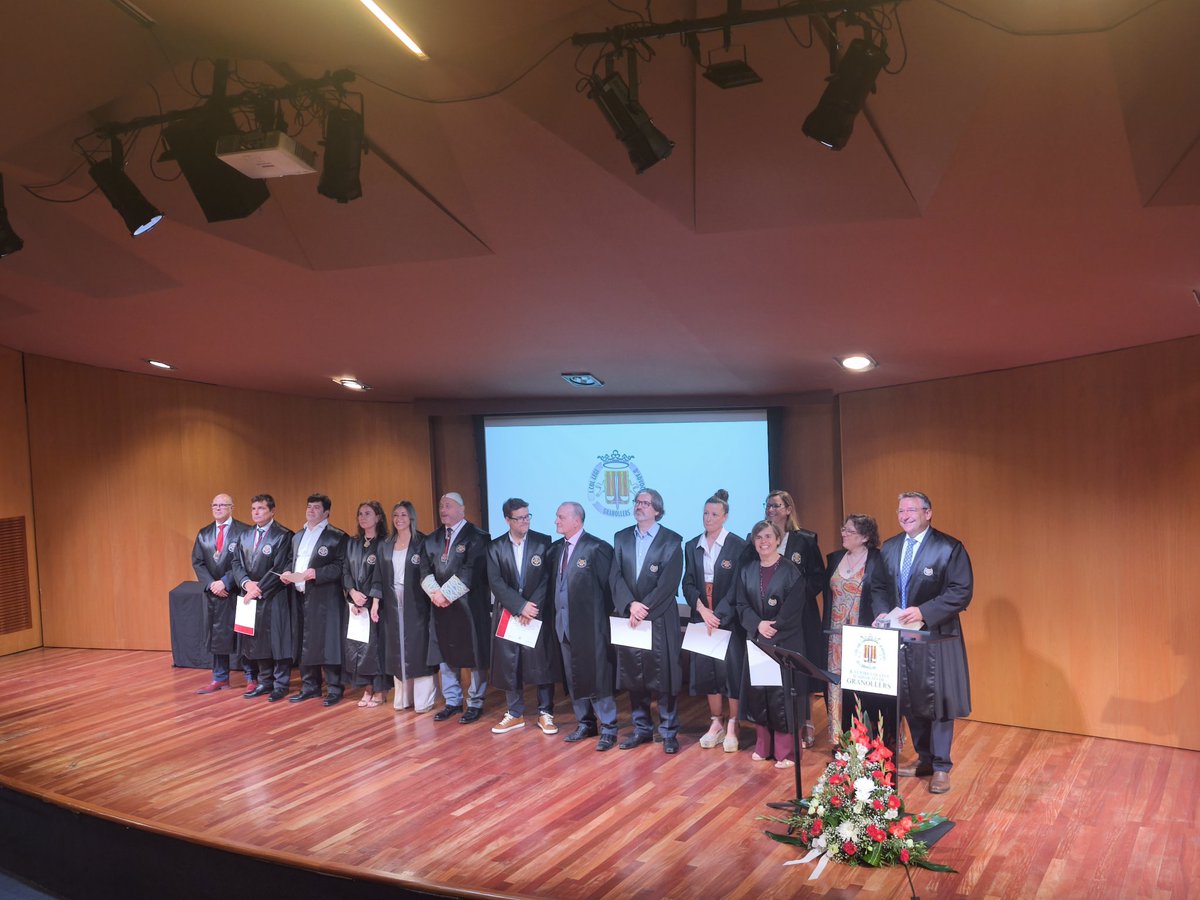 📜 Un moment molt especial de l’acte: el lliurament d’insígnies i diplomes als advocats i advocades amb més de 25 anys de col·legiació. #IcavorStRaimon25