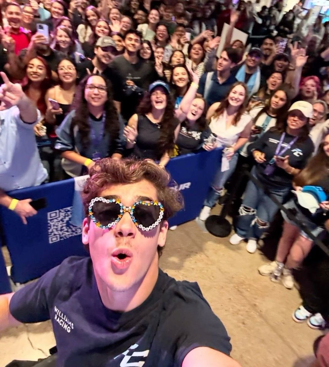 La vida si Lewis no se hubiera ido a Ferrari:
(Me río pero lloro en realidad, mis traumas mis chistes)