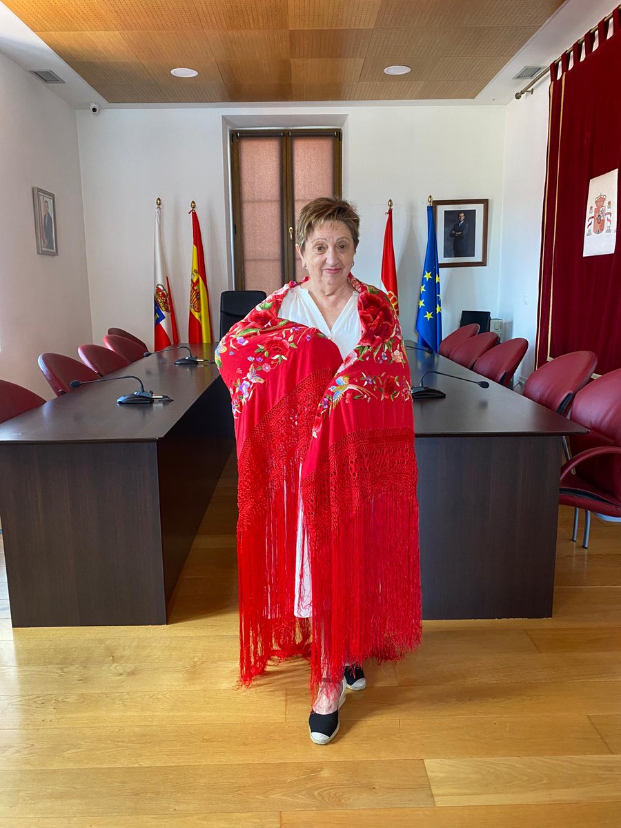 📌 Entrega del mantón del sorteo a nuestra vecina Clara García, poseedora de la papeleta premiada, con número 435

¡¡¡ENHORABUENA!!!